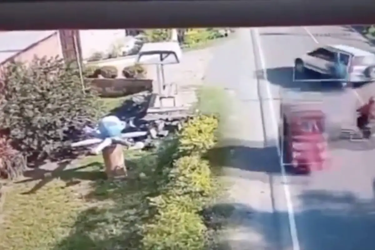 Motoristas accidentados en Tiquisate. , Capturan de pantalla video de X.