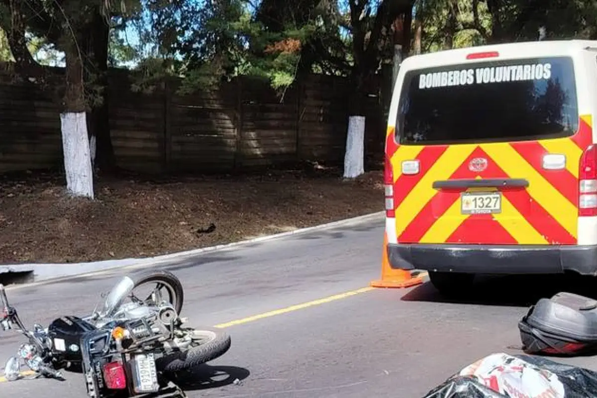 El motorista fue localizado sin signos vitales sobre la carretera en la ruta hacia Fraijanes., Bomberos Voluntarios