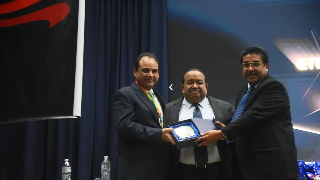 Edgar Archila, vicepresidente de Emisoras Unidas recibe el Galardón Estrella de Jade 20250. ,Foto Omar Solís