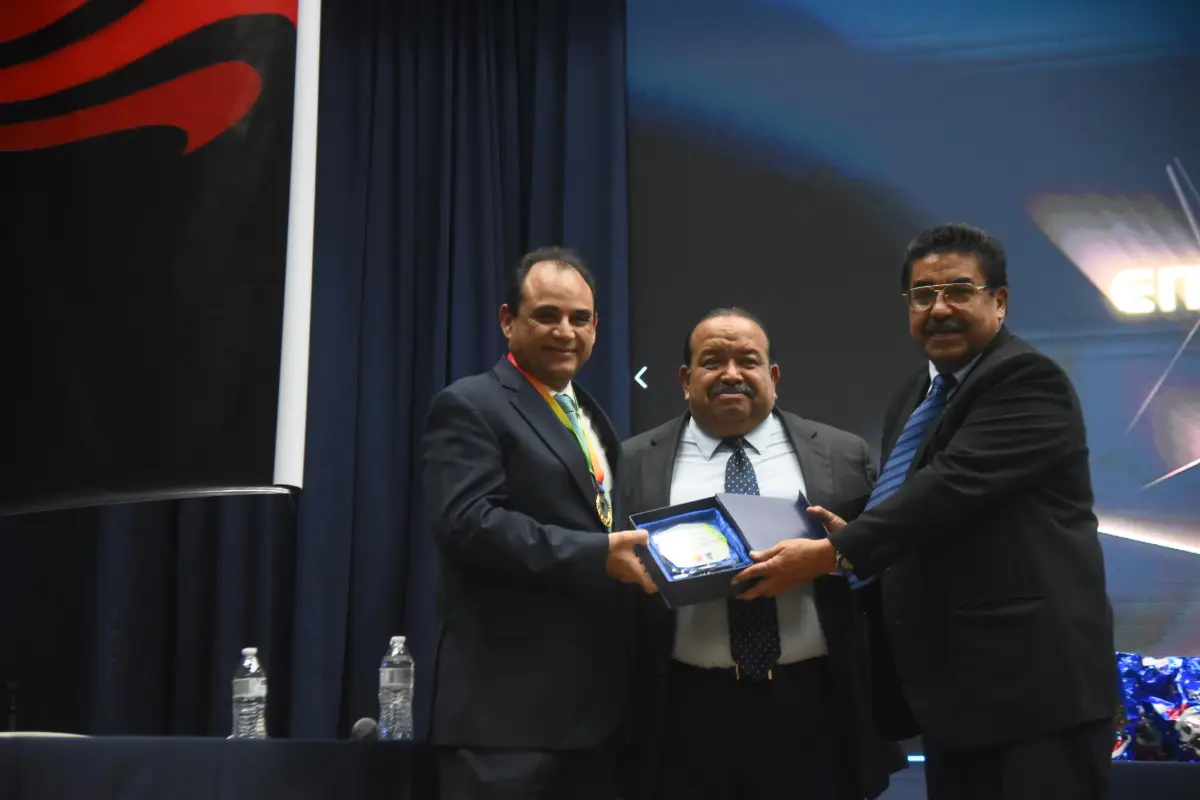 Edgar Archila, vicepresidente de Emisoras Unidas recibe el Galardón Estrella de Jade 20250., Foto Omar Solís