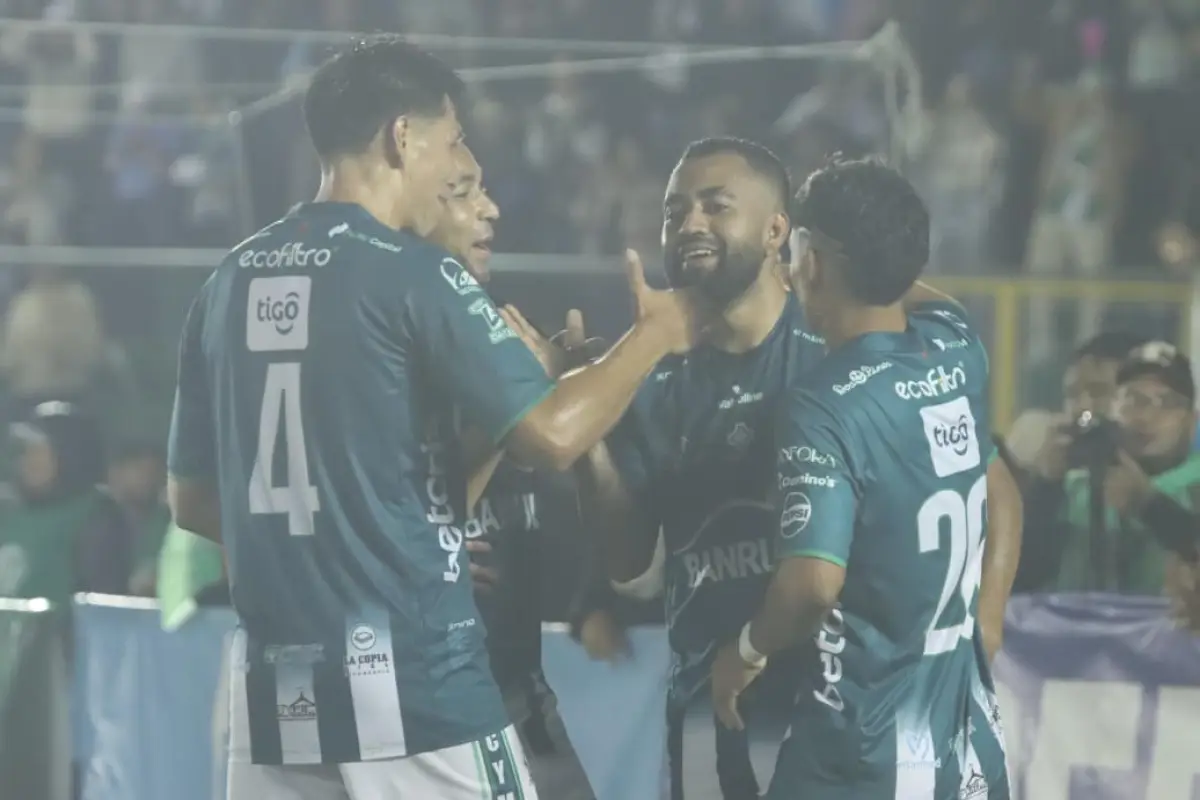 Celebración de Antigua ante Aurora en semifinales del Apertura 2025 - Alex Meoño