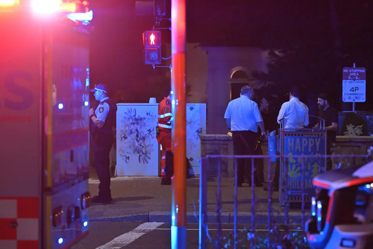 Sydney (Australia), 14/12/2025, - Police officers work near the scene following a shooting incident at Bondi Beach, in Sydney, New South Wales (NSW), Australia, 14 December 2025