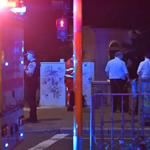 Sydney (Australia), 14/12/2025 ,- Police officers work near the scene following a shooting incident at Bondi Beach, in Sydney, New South Wales (NSW), Australia, 14 December 2025