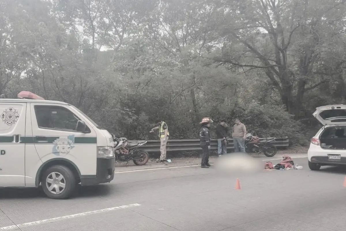 El accidente ocurrió en el carril izquierdo, por lo que pidieron precaución al resto de los conductores., Bomberos Municipales Departamentales.