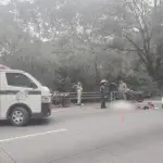 El accidente ocurrió en el carril izquierdo, por lo que pidieron precaución al resto de los conductores. ,Bomberos Municipales Departamentales. 