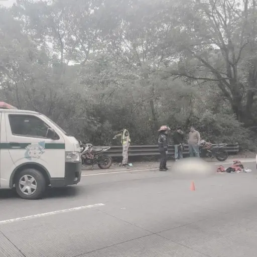 El accidente ocurrió en el carril izquierdo, por lo que pidieron precaución al resto de los conductores. ,Bomberos Municipales Departamentales. 