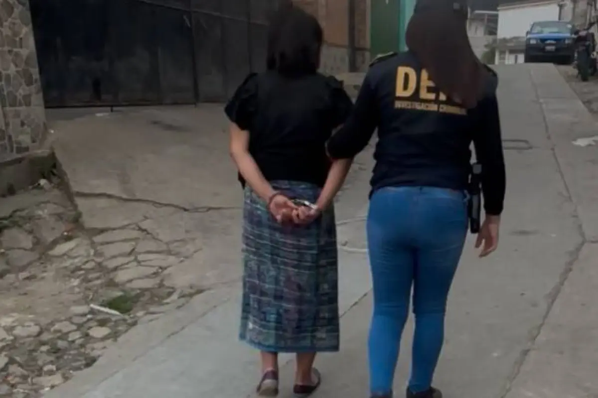 En el Barrio Santa Ana, de Momostenango, una mujer fue detenida por estafa propia., PNC de Guatemala.