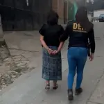 En el Barrio Santa Ana, de Momostenango, una mujer fue detenida por estafa propia. ,PNC de Guatemala.