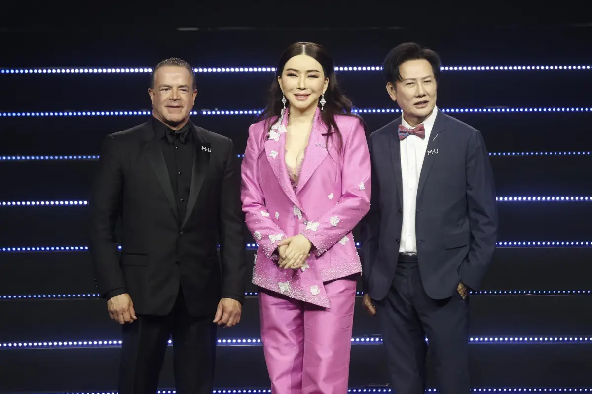 Fotografía de archivo, tomada el 13/03/2025, que muestra de izquierda a derecha al presidente de Miss Universo, Raúl Rocha, la entonces directora ejecutiva del concurso, Anne Jakrajutatip, y el director de la franquicia en Tailandia, Nawat Itsaragrisil,, EFE/EPA/NARONG SANGNAK