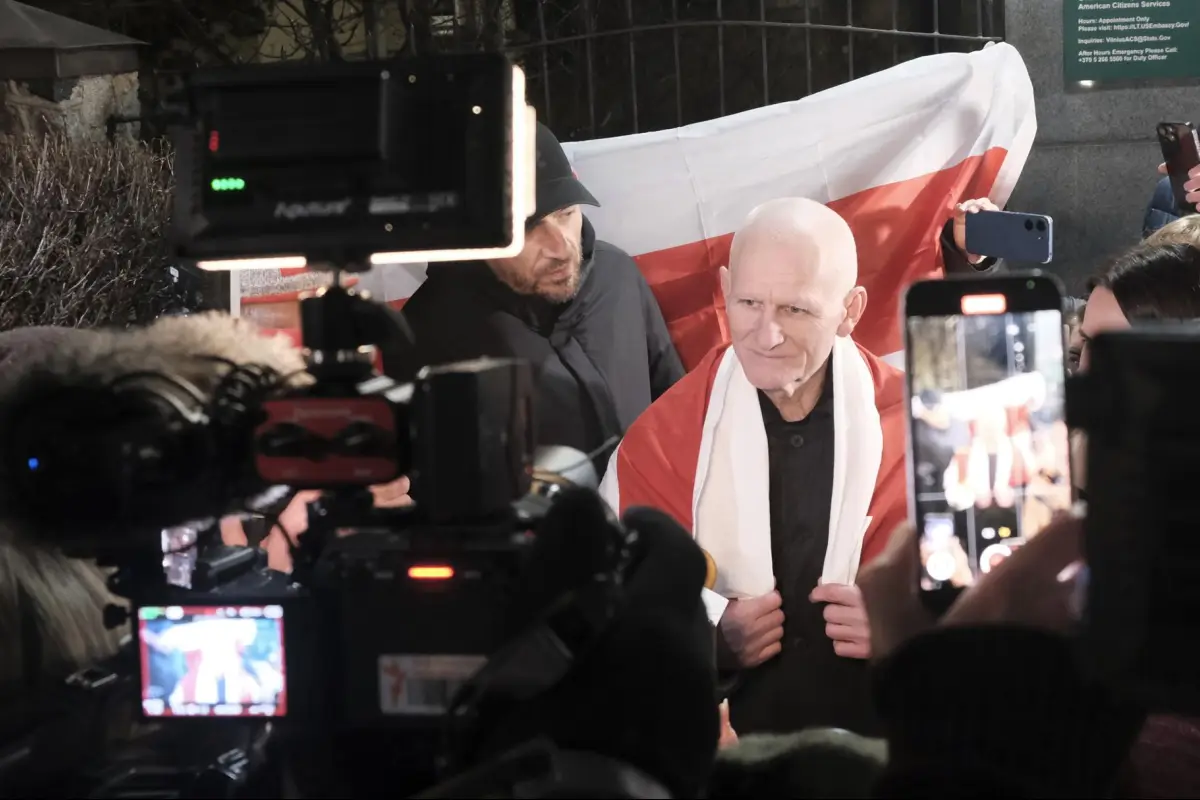 El activista bielorruso y premio Nobel de la Paz Ales Bialiatski habla a los medios y seguidores en Vilna, Lituania, tras su liberación este sábado 13 de diciembre, EFE/EPA/VALDA KALNINA