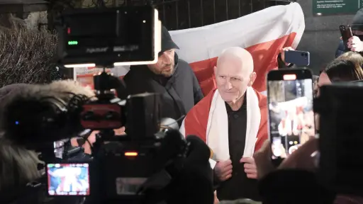 El activista bielorruso y premio Nobel de la Paz Ales Bialiatski habla a los medios y seguidores en Vilna, Lituania, tras su liberación este sábado 13 de diciembre , EFE/EPA/VALDA KALNINA