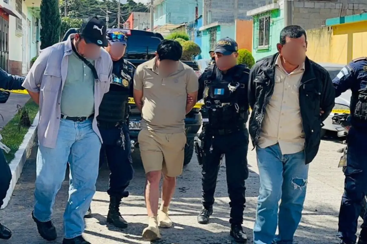 Los tres presuntos sicarios fueron detenidos en la zona 4 de Villa Nueva., PNC de Guatemala.