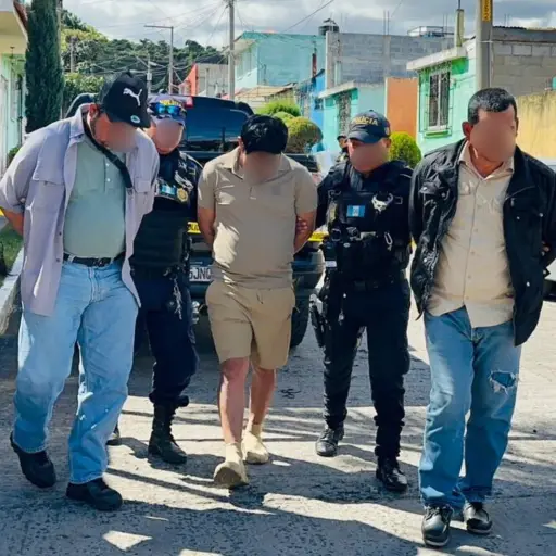 Los tres presuntos sicarios fueron detenidos en la zona 4 de Villa Nueva. ,PNC de Guatemala.