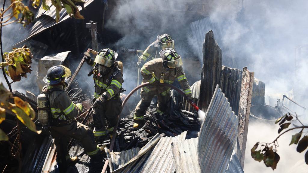 Incendios consumen dos viviendas en las zonas 12 y 18 | Bomberos Voluntarios