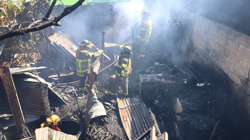 Incendios consumen dos viviendas en las zonas 12 y 18 | Bomberos Voluntarios