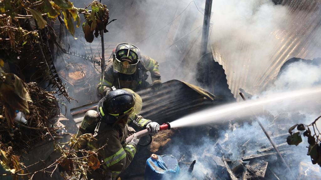 Incendios consumen dos viviendas en las zonas 12 y 18 | Bomberos Voluntarios