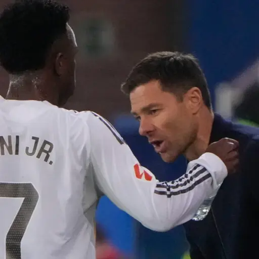 Xabi Alonso guio al Real Madrid a una victoria ante Alavés 