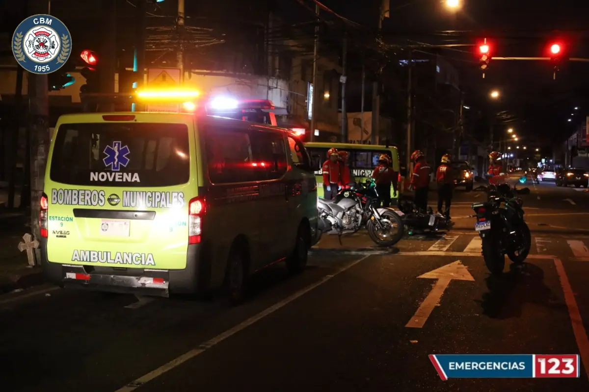 Una persona murió tras la múltiple colisión en la zona 10., Bomberos Municipales