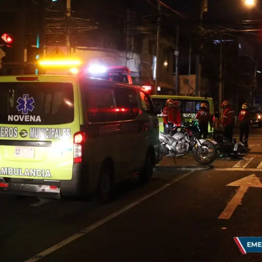 Una persona murió tras la múltiple colisión en la zona 10. ,Bomberos Municipales
