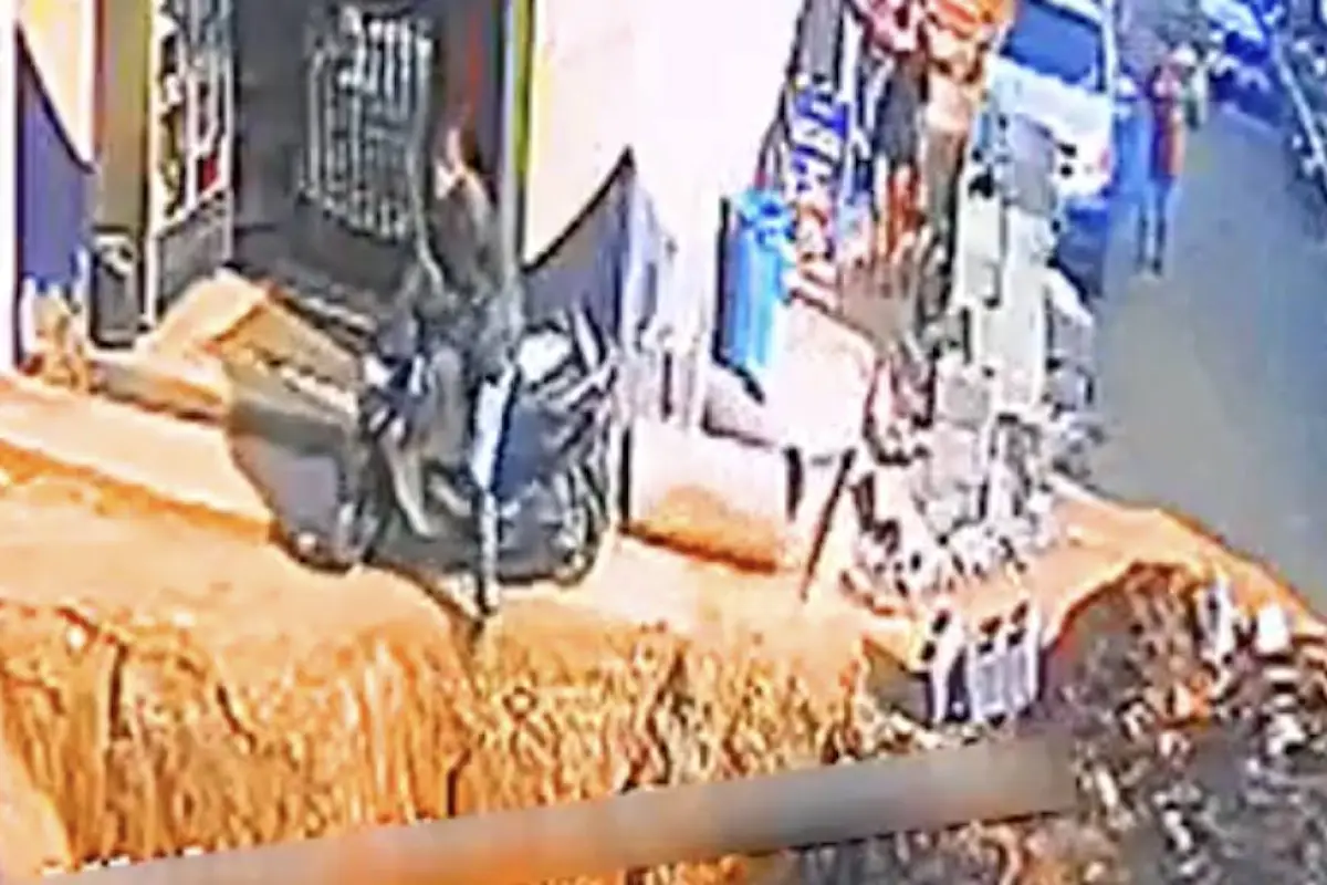 Caída de motorista en Escuintla evidencia riesgos de no respetar cierres viales., Capturan de pantalla video de X.