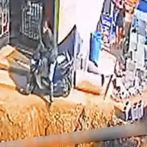 Caída de motorista en Escuintla evidencia riesgos de no respetar cierres viales. ,Capturan de pantalla video de X.