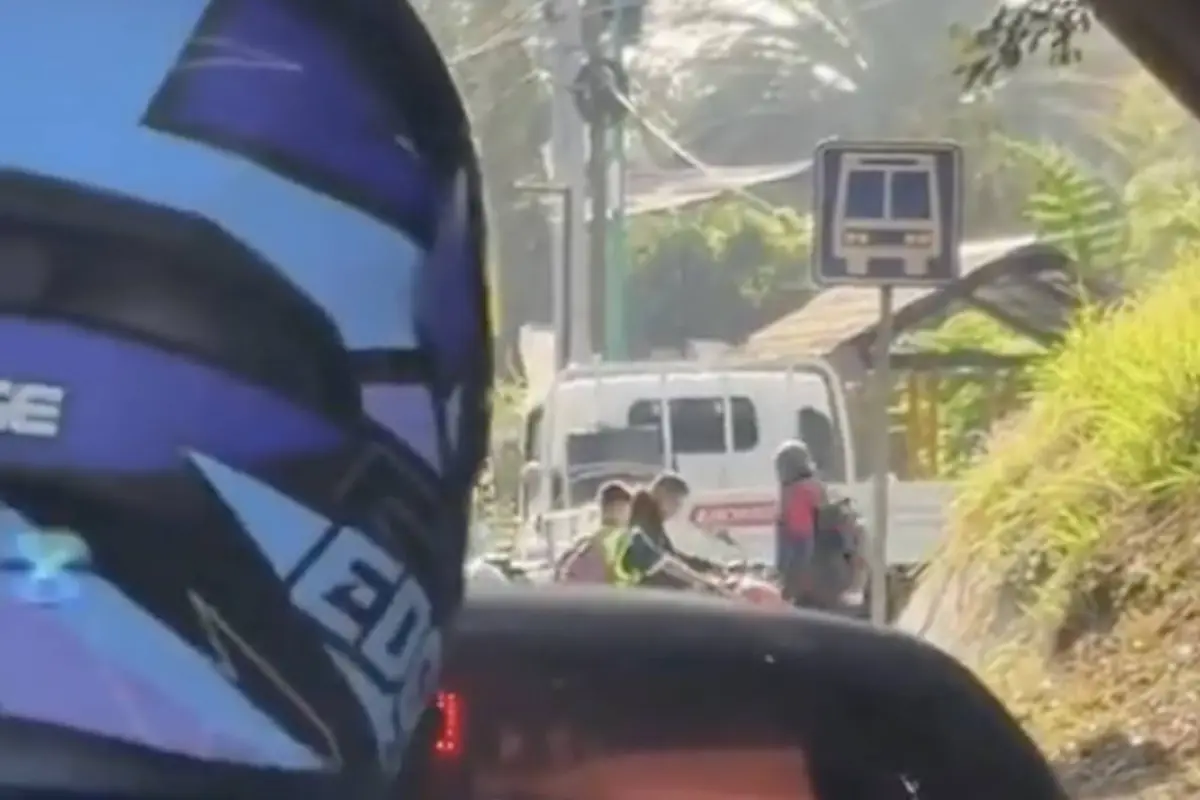 Pelea entre motoristas bloqueó ruta de Bárcena., Capturan de pantalla video de X.