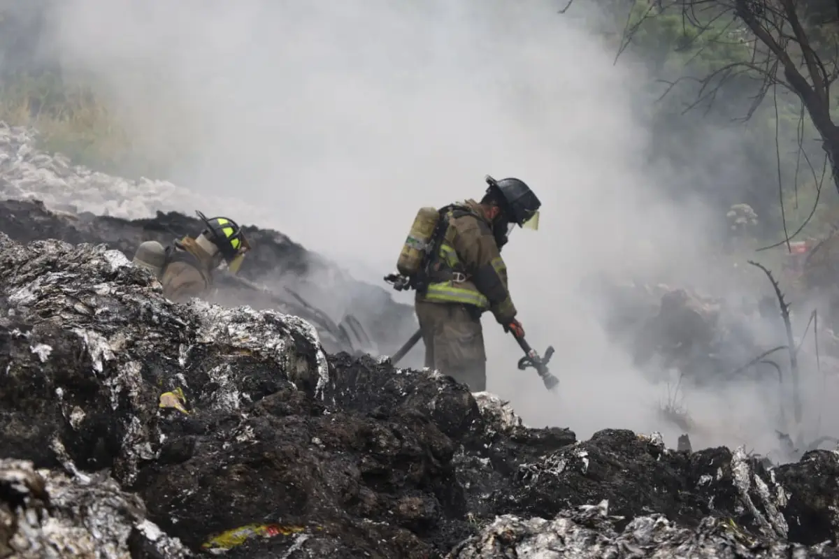 Más de 13 mil galones de agua fueron utilizados para sofocar las llamas., Bomberos Voluntarios
