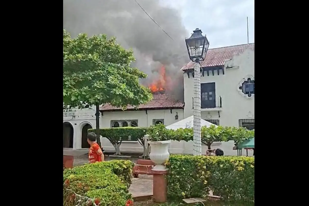 El fuego está consumiendo varias oficinas en el área céntrica de Retalhuleu., Redes sociales