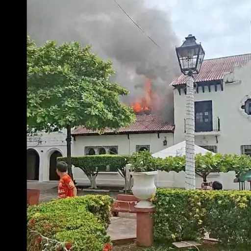El fuego está consumiendo varias oficinas en el área céntrica de Retalhuleu. ,Redes sociales