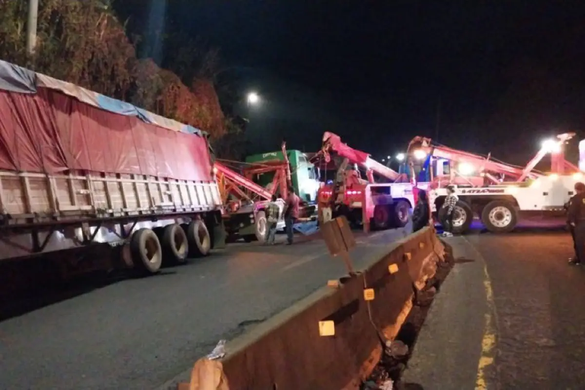 Accidente de grúa en ruta al Pacífico., PMT de Villa Nueva