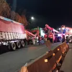 Ruta al Pacífico colapsa por percances en serie: camión atascado, grúa volcada y otra con falla mecánicat