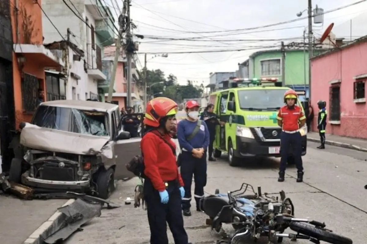 Fatal accidente de motociclista queda grabado en video., Bomberos Municipales. 