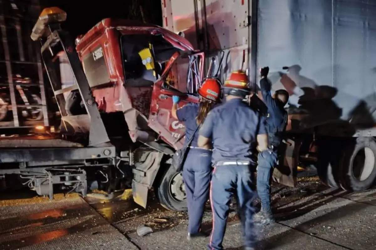 Piloto de grúa muere tras accidente en ruta al Atlántico., Bomberos Municipales Departamentales