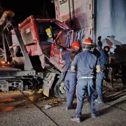 Piloto de grúa muere tras accidente en ruta al Atlántico. ,Bomberos Municipales Departamentales