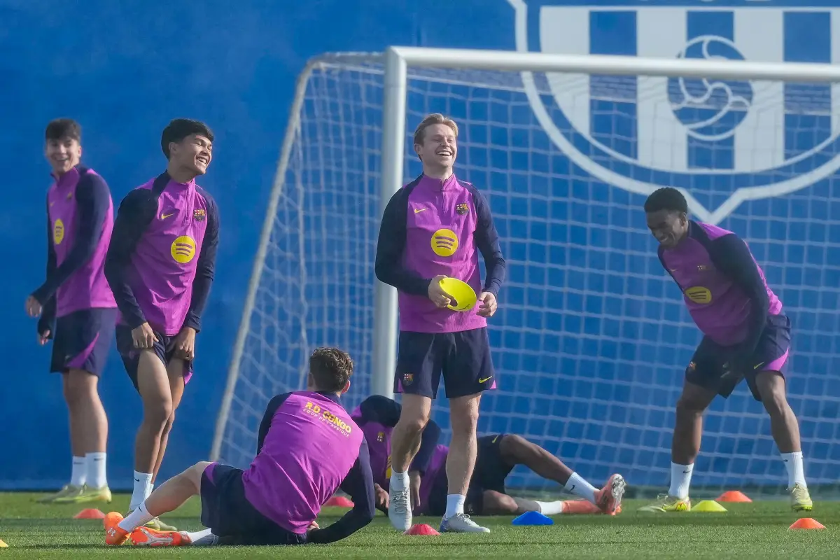 Dro (i) y Frenkie de Jong (d) durante el entrenamiento que el equipo ha realizado este viernes en las instalaciones de la Ciudad Deportiva Joan Gamper 