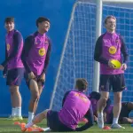 Dro (i) y Frenkie de Jong (d) durante el entrenamiento que el equipo ha realizado este viernes en las instalaciones de la Ciudad Deportiva Joan Gamper 