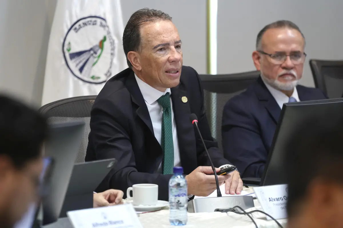 El presidente del Banco de Guatemala, Álvaro González Ricci, habla durante una rueda de prensa en Ciudad de Guatemala., EFE