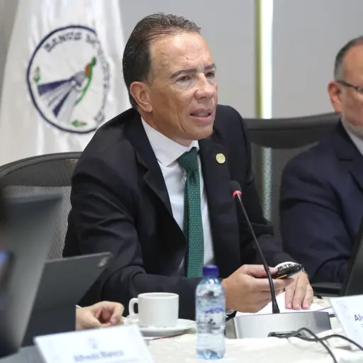 El presidente del Banco de Guatemala, Álvaro González Ricci, habla durante una rueda de prensa en Ciudad de Guatemala. ,EFE