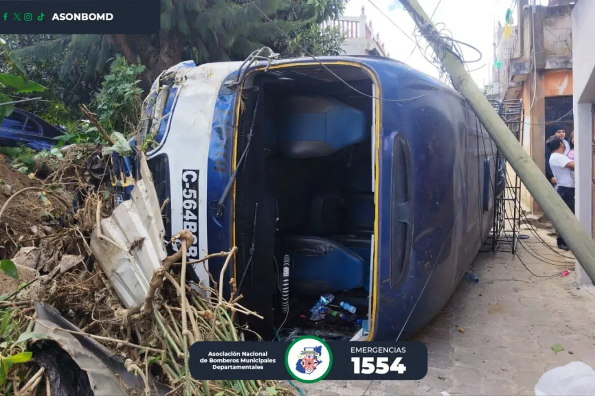 El bus que trasladaba a un grupo de turistas volcó en Magadalena Milpas Altas., Bomberos Municipales Departamentales