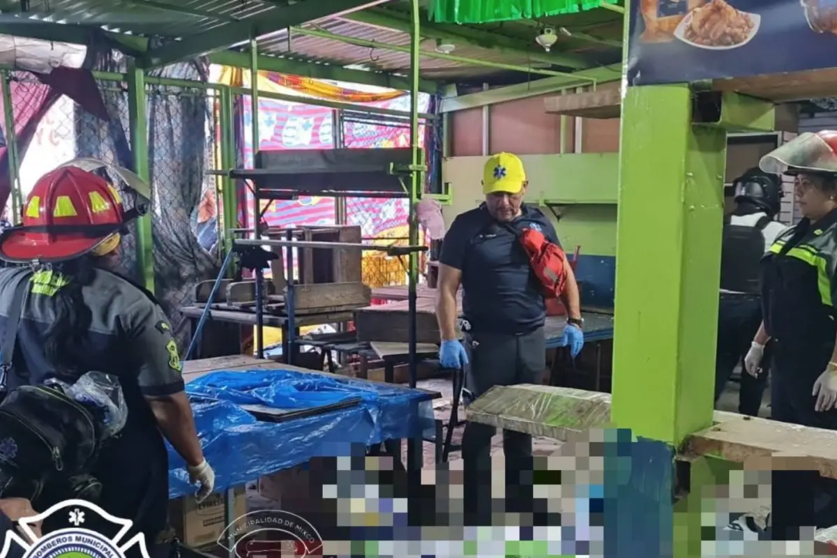 Bomberos reportaron la muerte de dos mujeres en el interior del mercado. , Foto Bomberos Municipales Departamentales