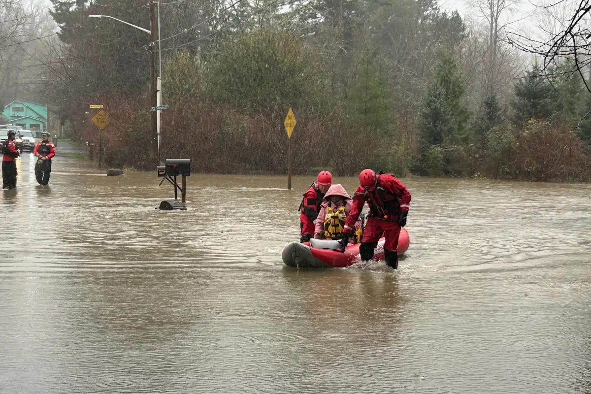 Fotografía divulgada por el Departamento de Bomberos y Rescate de Eastside de algunos de sus integrantes durante una operación de rescate debido a las inundaciones, Foto EFE