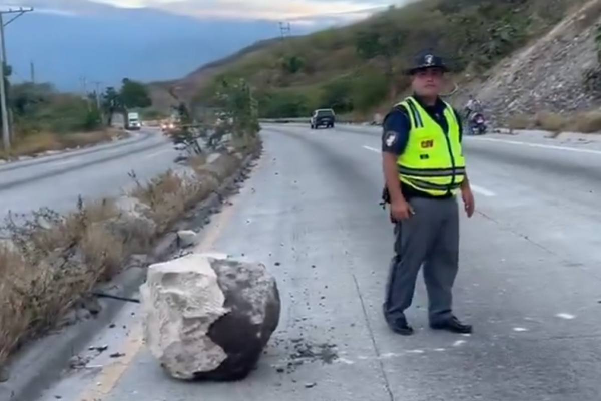 Reportan desprendimiento de roca en ruta al Atlántico