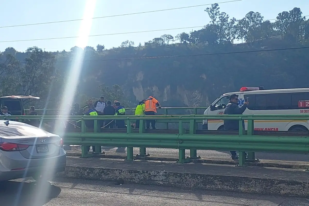 Cuerpos de rescate trabajan en el Puente Las Charcas para extraer a una persona fallecida., Municipalidad de Mixco
