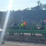 Cuerpos de rescate trabajan en el Puente Las Charcas para extraer a una persona fallecida. ,Municipalidad de Mixco