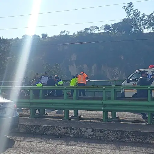 Cuerpos de rescate trabajan en el Puente Las Charcas para extraer a una persona fallecida. ,Municipalidad de Mixco
