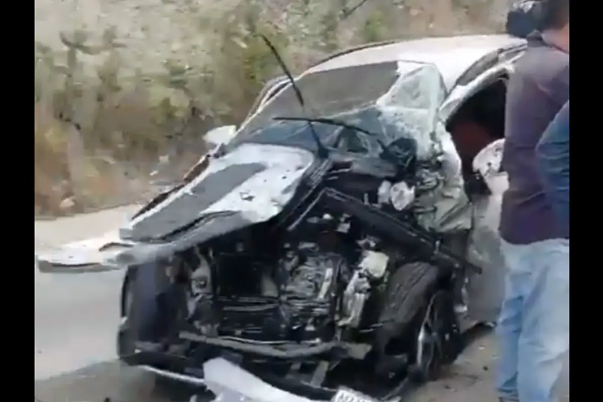El vehiculo quedó totalmente destrozado de la parte frontal., Captura de pantalla.
