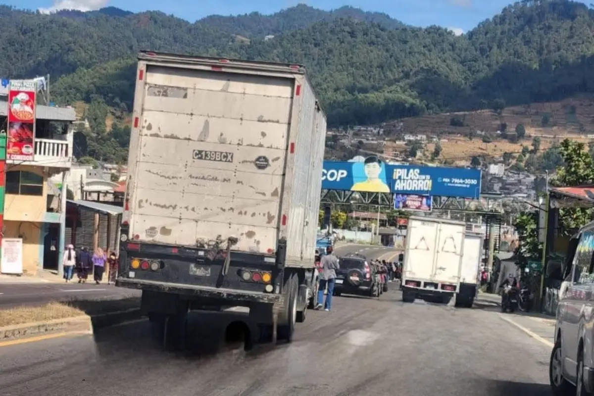 Vehiculos permanecen varados en este tramo de la ruta Interamericana., Redes sociales.
