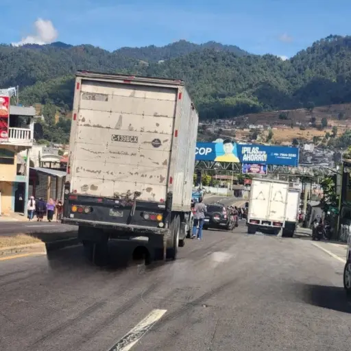 Vehiculos permanecen varados en este tramo de la ruta Interamericana. ,Redes sociales.