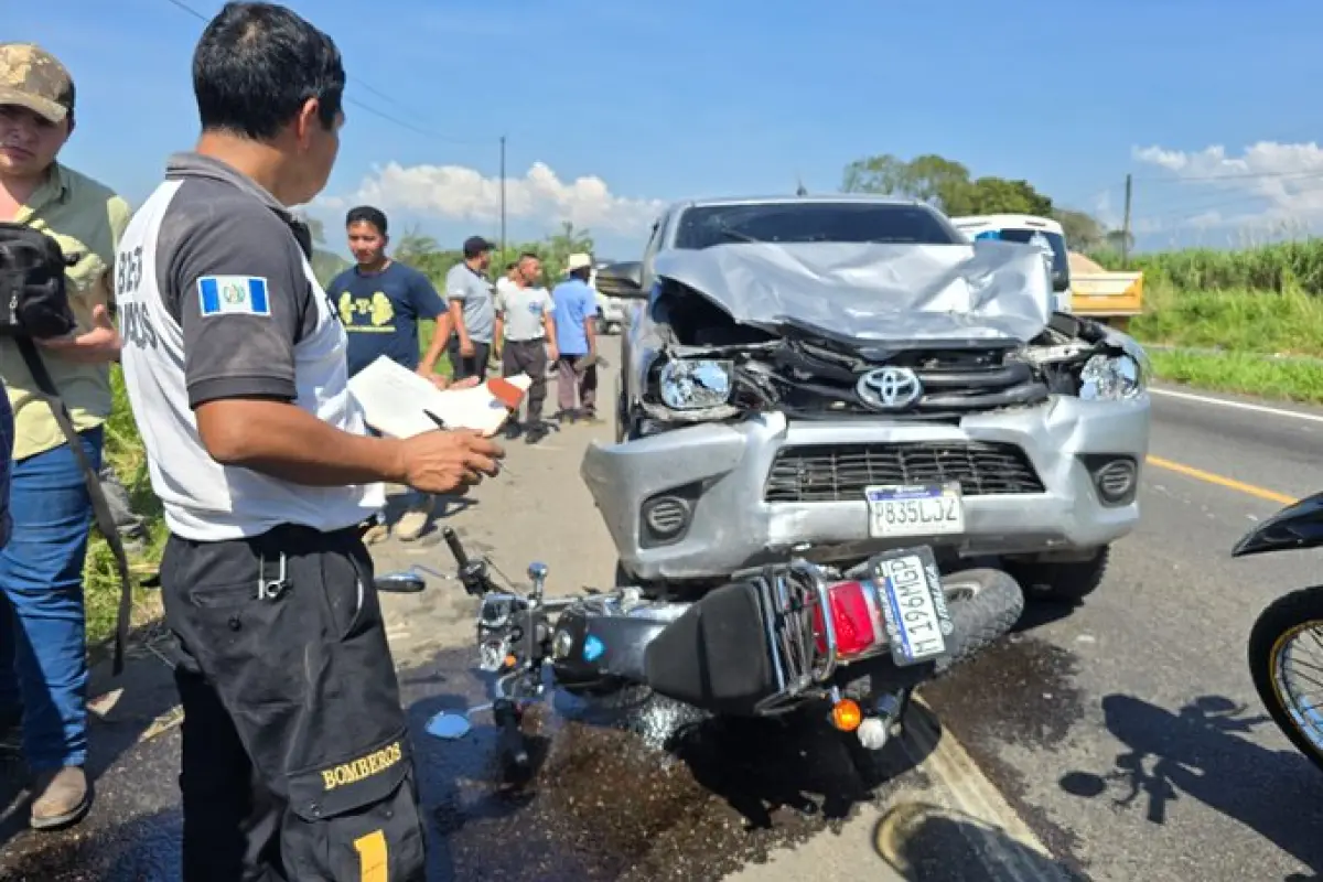Los rescatistas narraron que los tres heridos iban a bordo de la motocicleta., Bomberos Voluntarios.