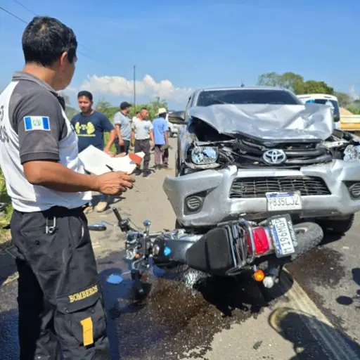 Los rescatistas narraron que los tres heridos iban a bordo de la motocicleta. ,Bomberos Voluntarios.